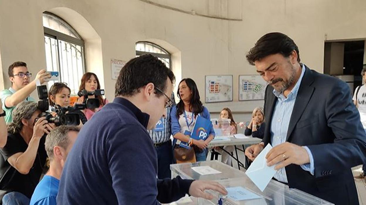 Luis Barcala (PP), votando este domingo en el colegio electoral del Mercado Central de Alicante