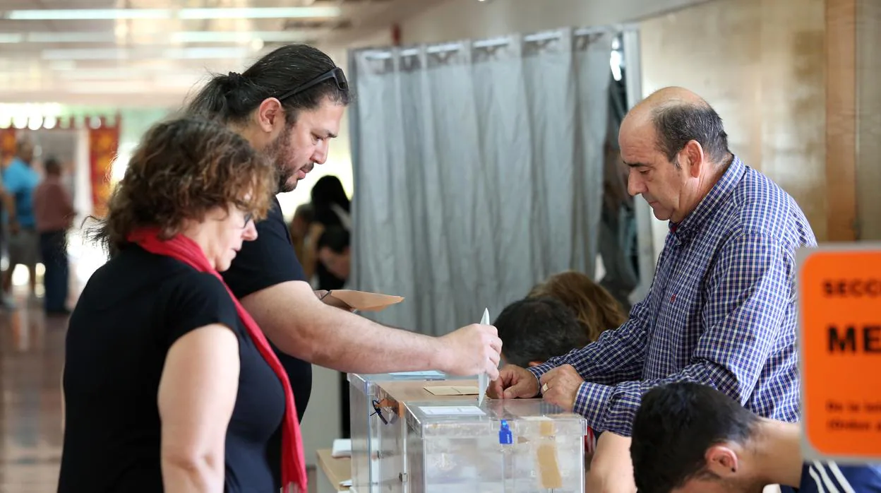 Un hombre ejerce su derecho a voto en las elecciones autonómicas, locales y europeas del 26M