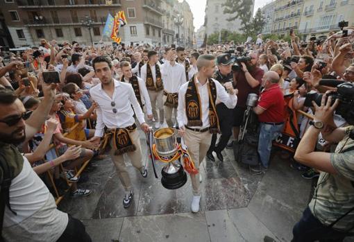 Llevando el trofeo entre el pasillo formado por los hinchas