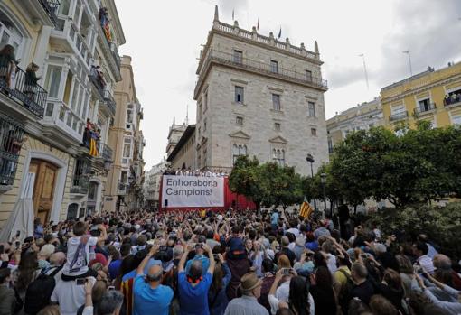 Una multitud de aficionados han acompañado al club en su celebración