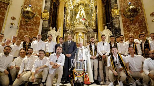 El Valencia ofrece la Copa del Rey a la Virgen de los Desamparados