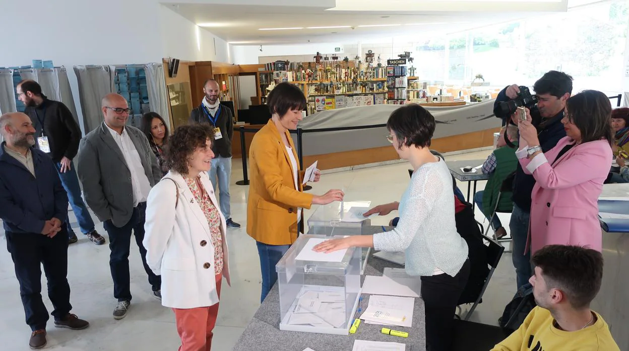 Ana Pontón votando en Santiago junto a Goretti Sanmartín