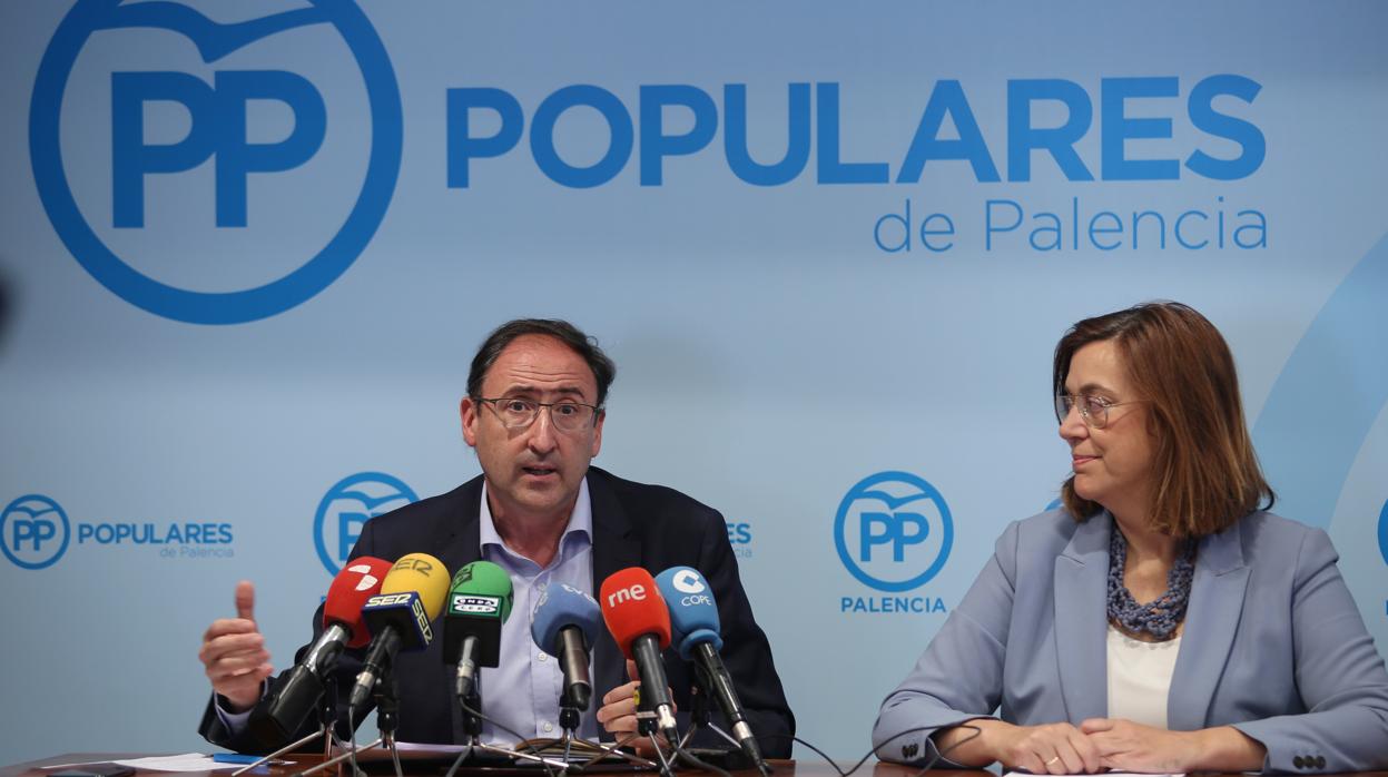 El candidato a la Alcaldía, Alfonso Polanco, junto a la presidenta del partido, Ángeles Armisen