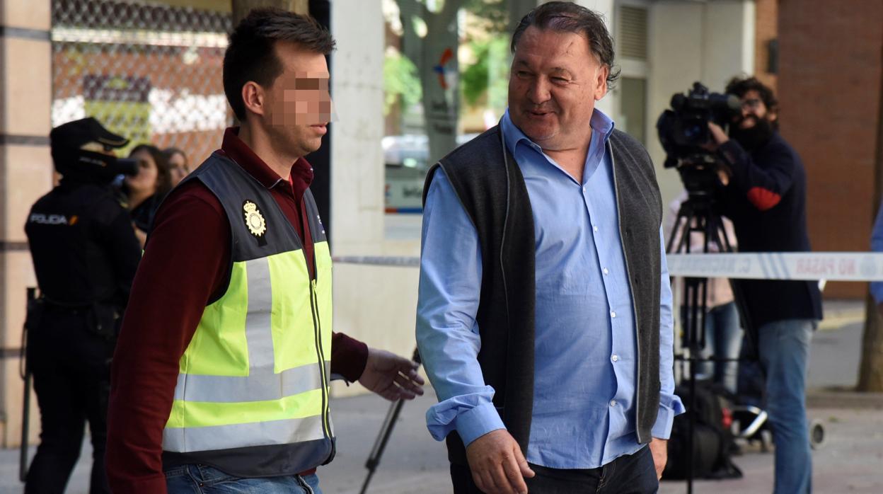 El presidente del Huesca, Agustín Lasaosa, a su salida de las oficinas del club tras ser detenido