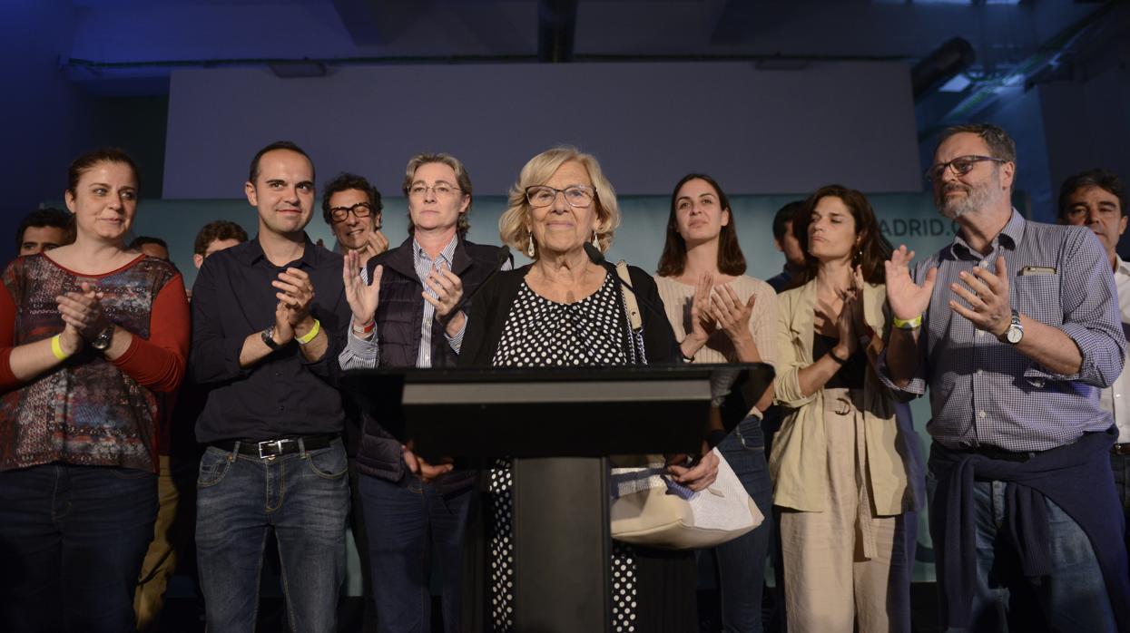 Manuela Carmena, tras los resultados electorales del 26-M, acompañada de su equipo