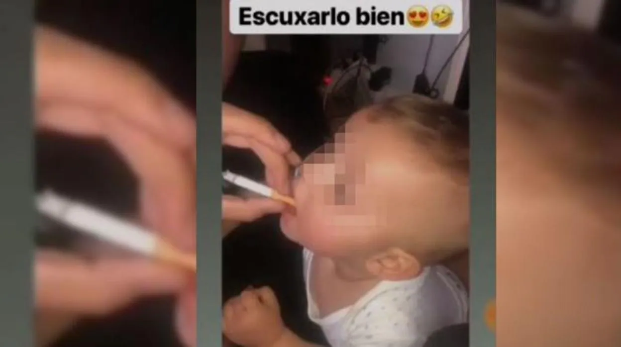 Captura del video que colgó una madre dando un cigarro a su bebé
