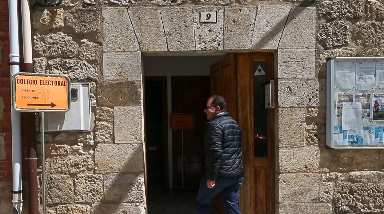 Un vecino de Hornillos del Camino (Burgos) se acerca a un colegio electoral para votar el pasado 26-M