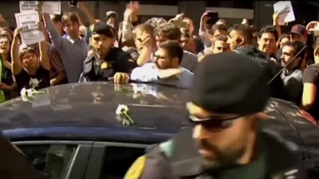 «Es solo una puerta, ¿qué pasa, no podéis?»