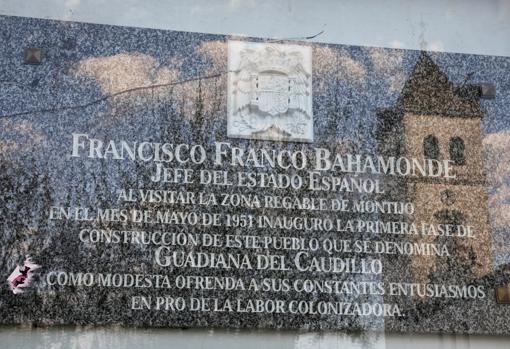 Placa en la fachada del Ayuntamiento de Guadiana del Caudillo