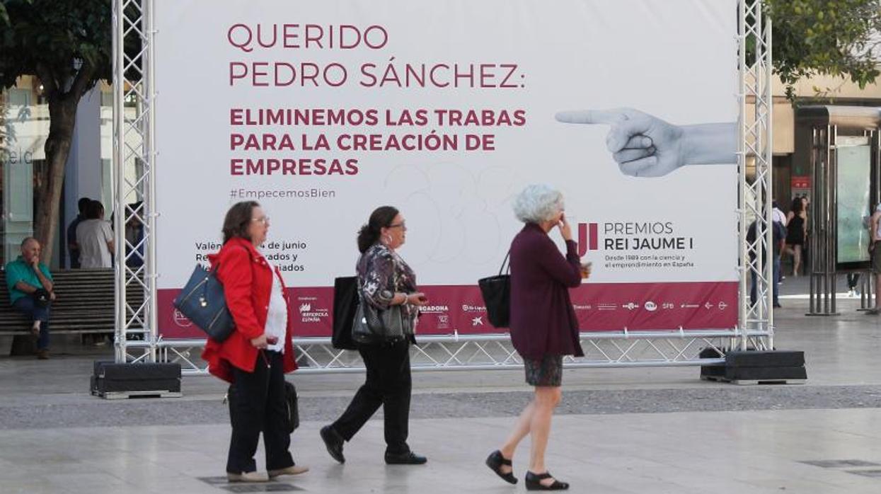 Uno de los carteles reivindicativos de más facilidades para la investigación colocados por la Fundación Premios Jaume I en las calles de Valencia