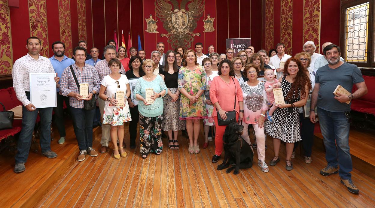 Foto de familia de todos los galardonados en el Concurso de Patios