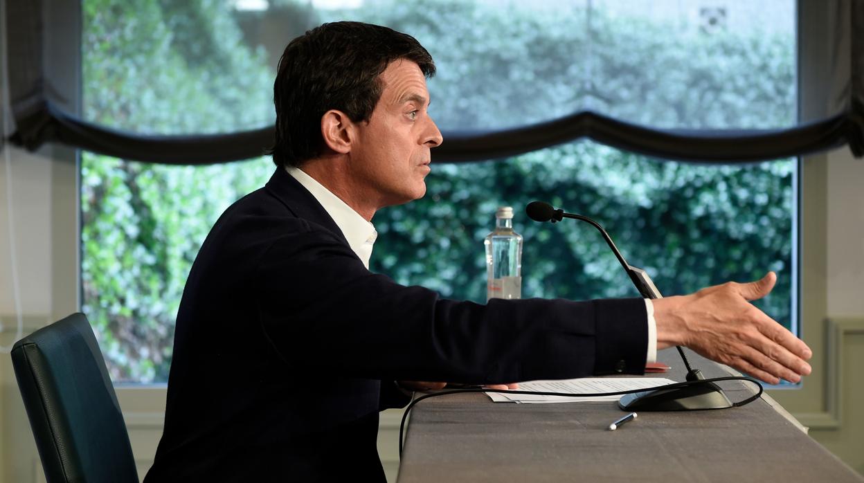 Manuel Valls anuncia a la prensa su intención de aupar a Ada Colau