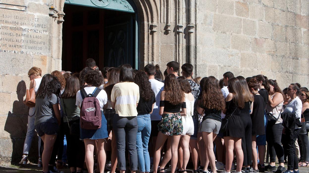 Compañeros de los jóvenes fallecidos, en el exterior de la iglesia de Santiago, en Redondela