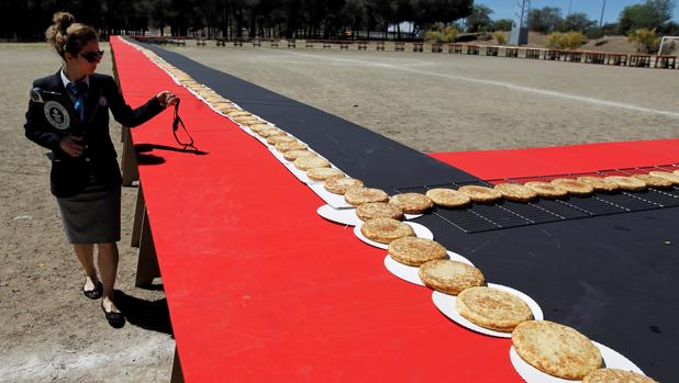 Baten en Getafe el récord Guinness de la tortilla de patata más larga del mundo