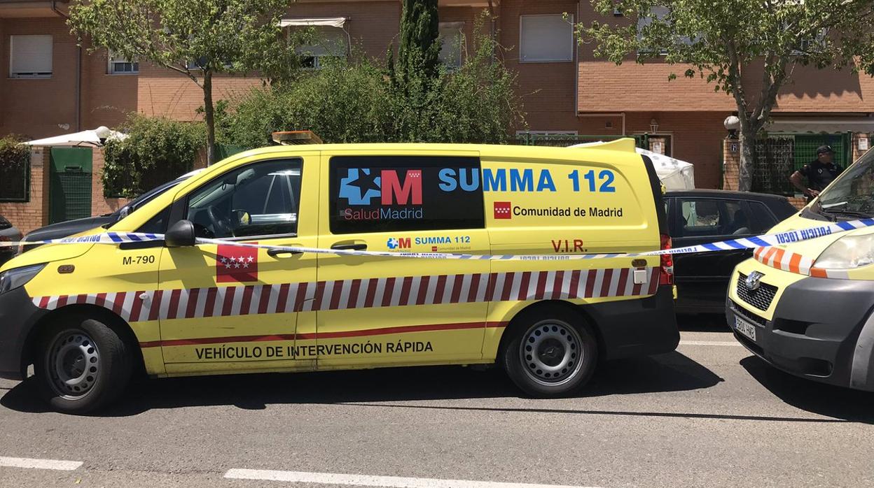 Una ambulancia del Summa 112 frente al domicilio en el que ha ocurrido el suceso