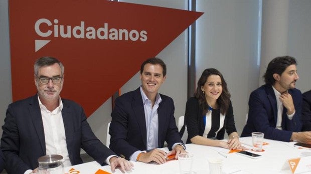 Ciudadanos acepta la foto con Vox pero rechaza cualquier negociación