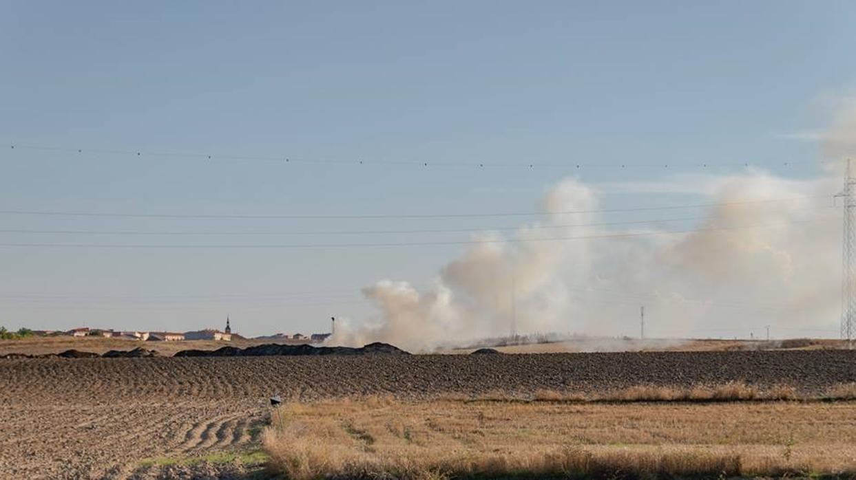 Humo procedente de la quema de residuos en Fuensalida