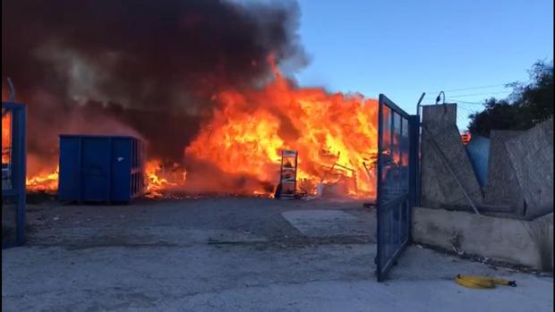 Desalojan dos chalés tras incendiarse cientos de palés en un terreno de Alicante