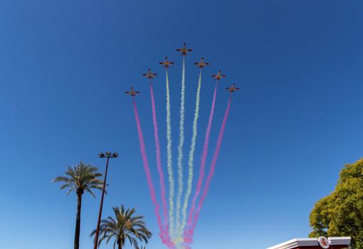 La Patrulla Águila pinta los colores de la bandera de España