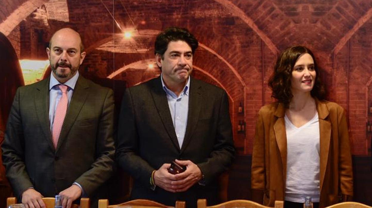 Pedro Rollán, David Pérez e Isabel Díaz Ayuso, miembros del equipo negociador del PP en la Comunidad de Madrid