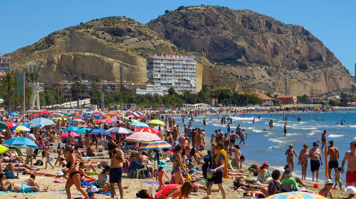 Imagen de la playa este sábado en Alicante