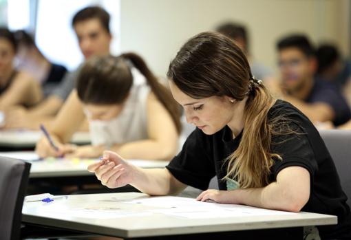 Arranca con nervios y sin incidencias la EvAU, que examina a 7.700 alumnos en la región