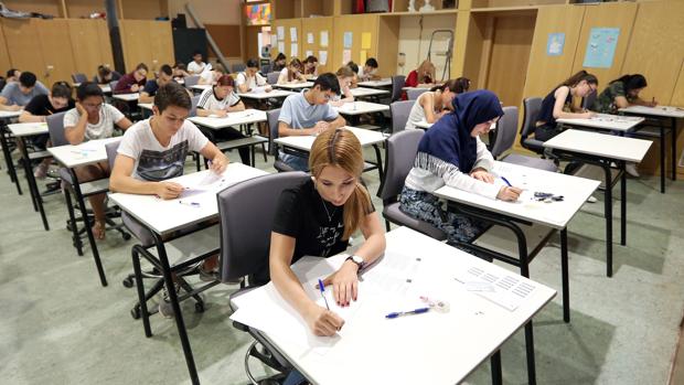 Arranca con nervios y sin incidencias la EvAU, que examina a 7.700 alumnos en la región