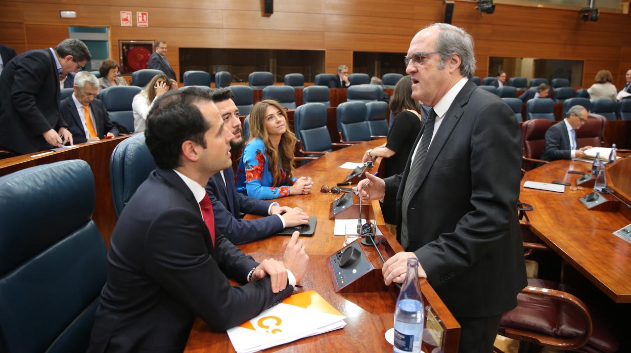Ignacio Aguado habla con Ángel Gabilondo, en un pleno de la Asamblea de Madrid