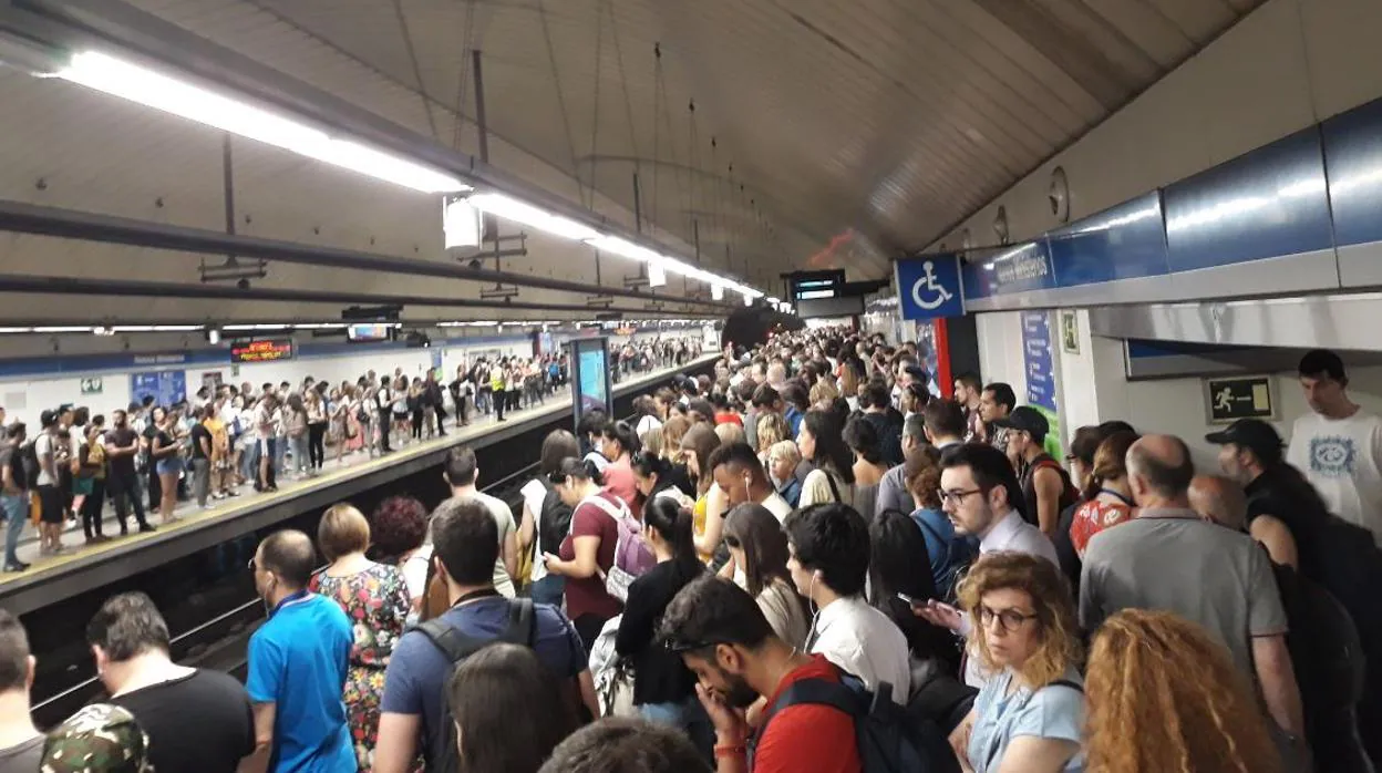 Caos de gente en Metro y Cercanías el primer día de cierre del túnel de Recoletos