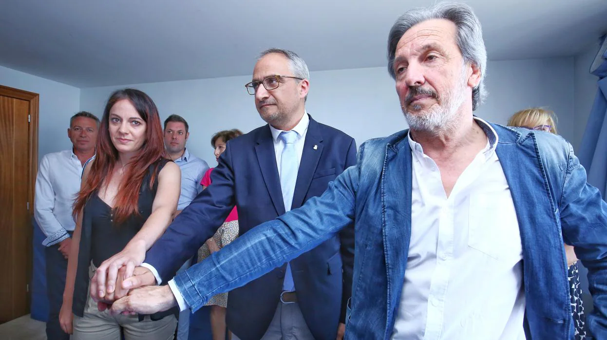 El candidato a la alcaldía de Ponferrada por el PSOE, Olegario Ramón (C), junto a la cabeza de lista de Unidas Podemos, Lorena González, y el cabeza de lista de Coalición por el Bierzo, Pedro Muñoz (D)