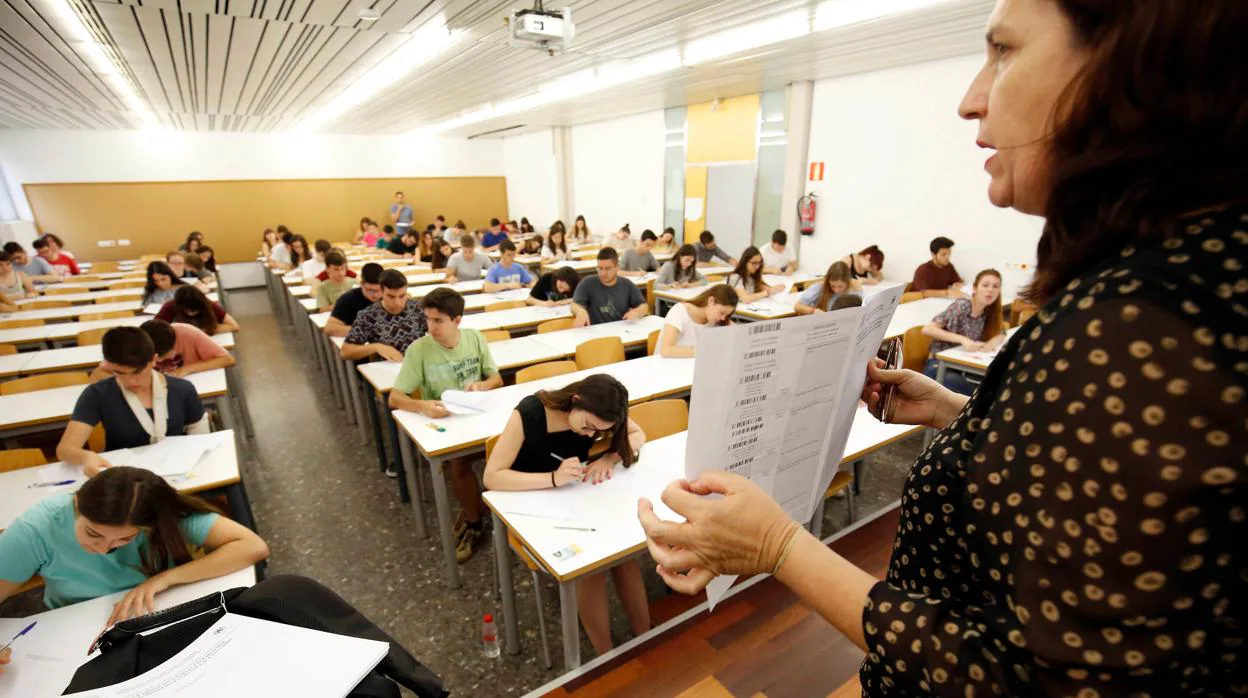 Imagen de archivo de un examen de las PAU en Valencia