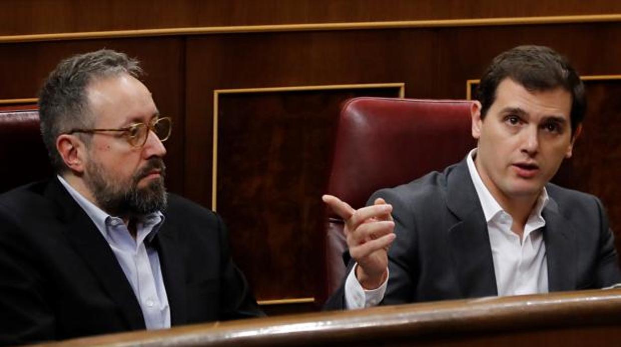 Albert Rivera, junto a Juan Carlos Girauta, en su escaño del Congreso