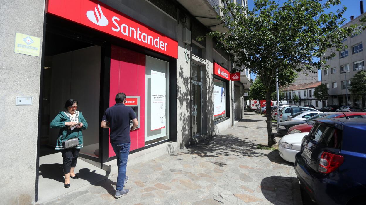 Una oficina del Banco Santander en Santiago, que actualmente negocia un ERE