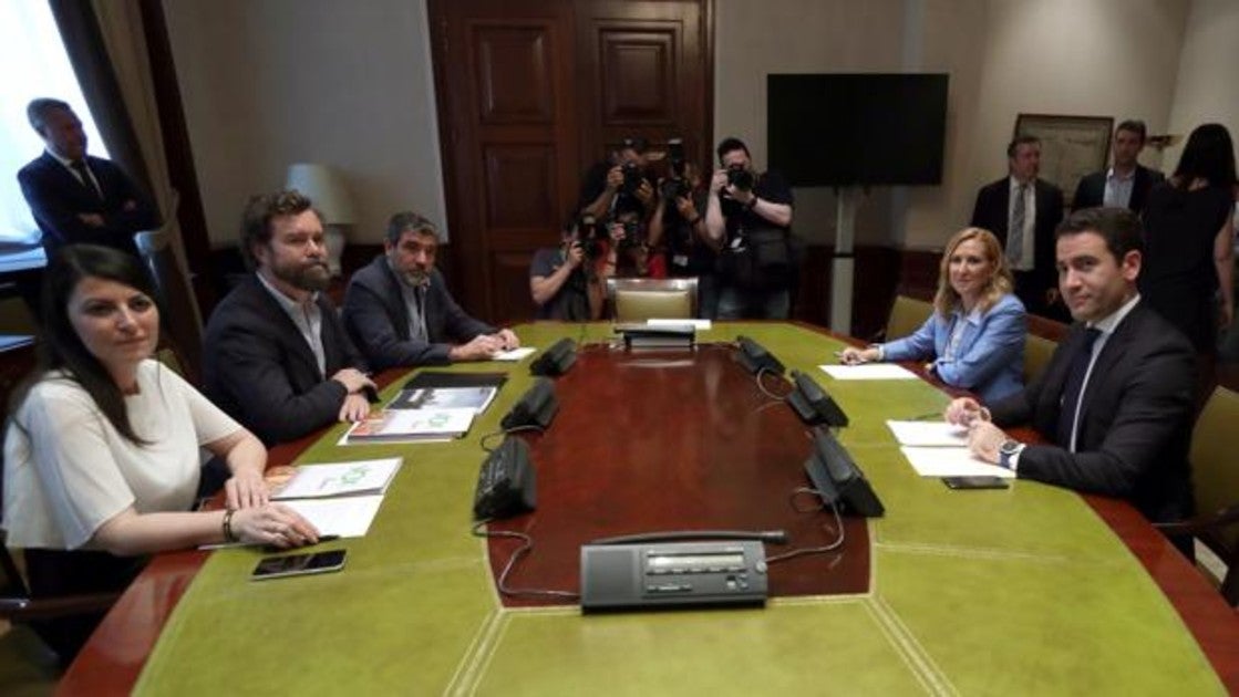 Reunión entre el Partido Popular y Vox en el Congreso