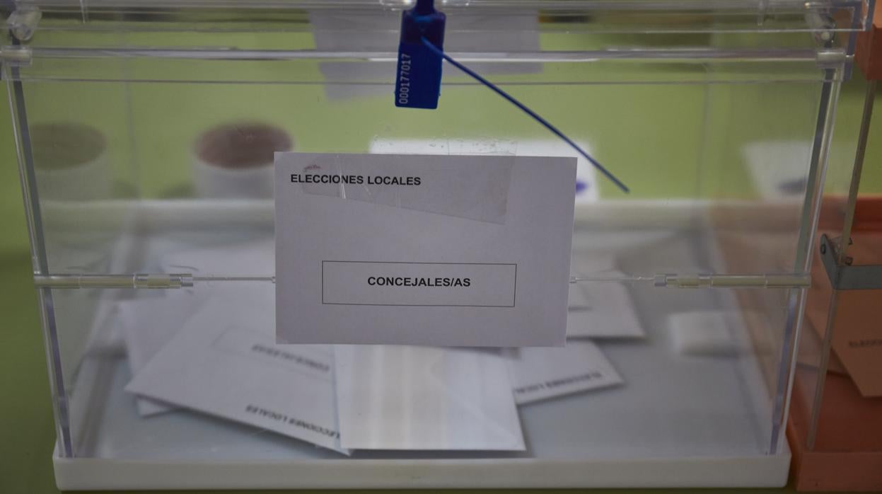 Una urna con votos en las elecciones del 26-M en Madrid