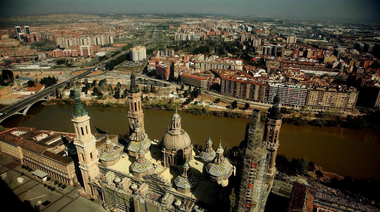 Vista panorámica de la capital aragonesa, con las torres de la Basílica del Pilar en primer plano