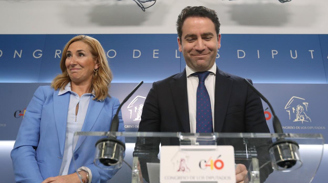 El secretario general del PP, Teodoro García Egea y la presidenta del PP de la Comunidad de Navarra, Ana Beltrán, ayer durante la rueda de prensa, en el Congreso