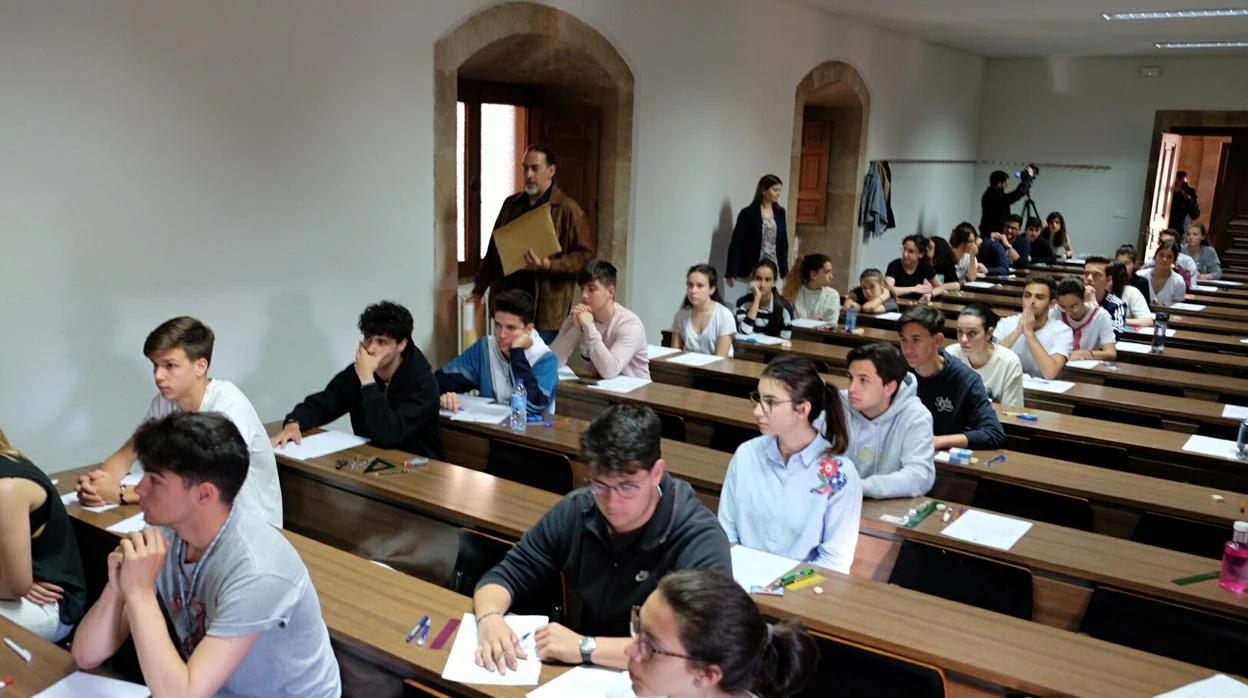 Estudiantes se presentan a la evaluacion de Bachillerato en el distrito de Salamanca