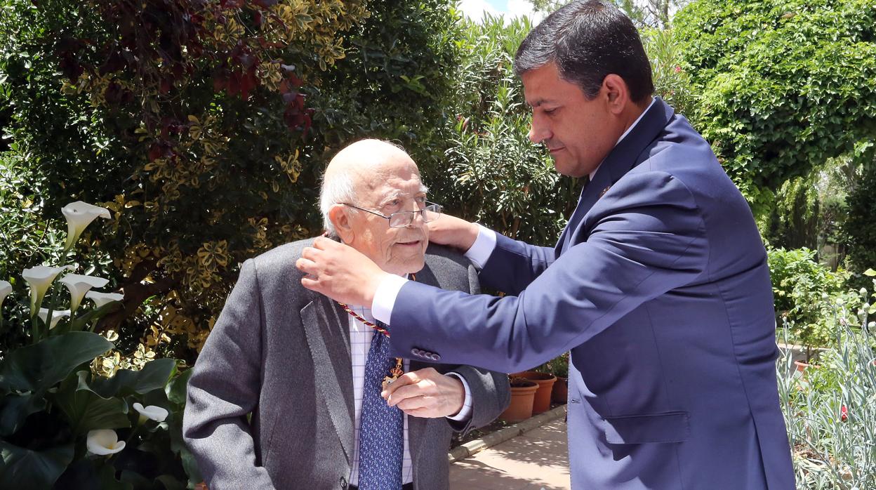 El escritor José Jiménez Lozano recibe de manos del presidente de la Diputación de Ávila, Carlos García, la Medalla de Oro de la provincia abulense