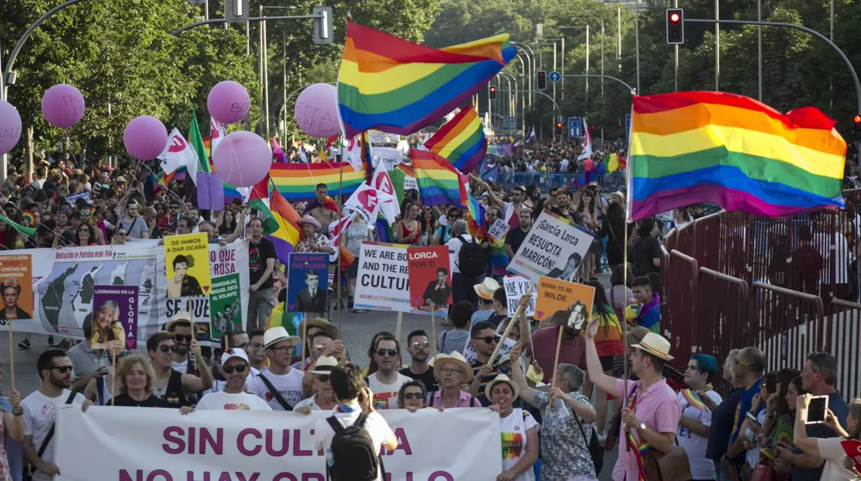 Manifestación del Orgullo Gay 2018 a su paso por el Paseo del Prado