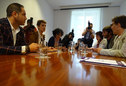 Reunión mantenida hoy entre PSN y Podemos en el Parlamento de Navarra