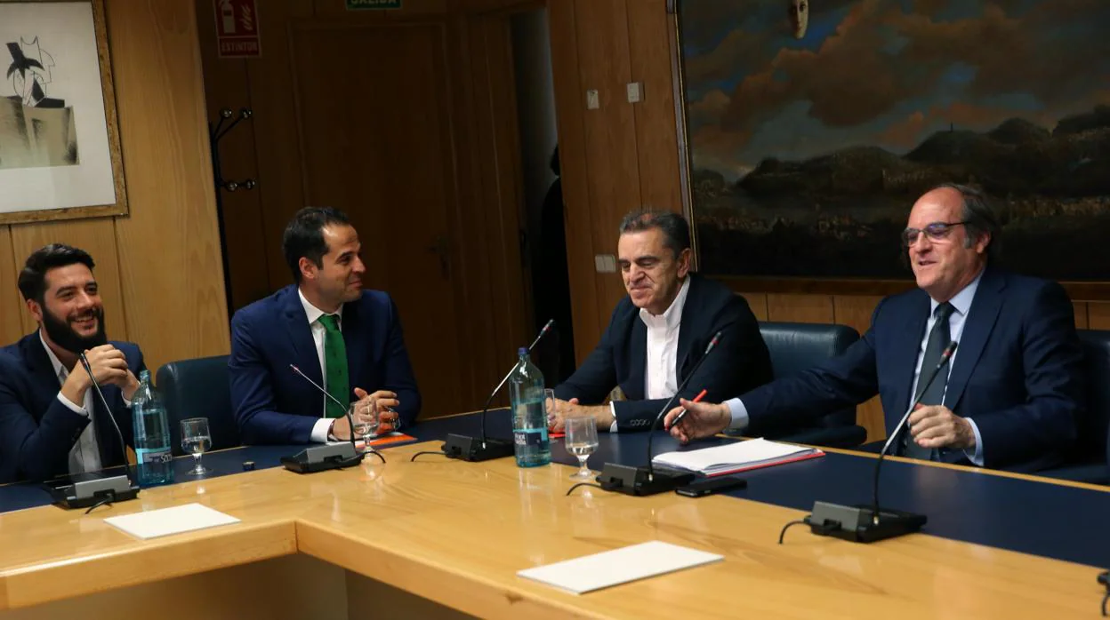 De izq. a dcha, César Zafra e Ignacio Aguado (Cs), José Manuel Franco y Ángel Gabilondo (PSOE)