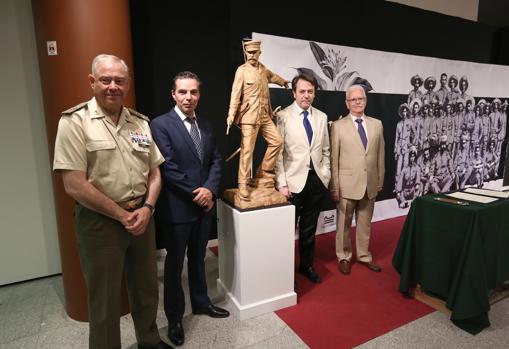 Antonio Rajo, Salvador Amaya, Augusto Ferrer y Francisco Ramos, junto a la talla