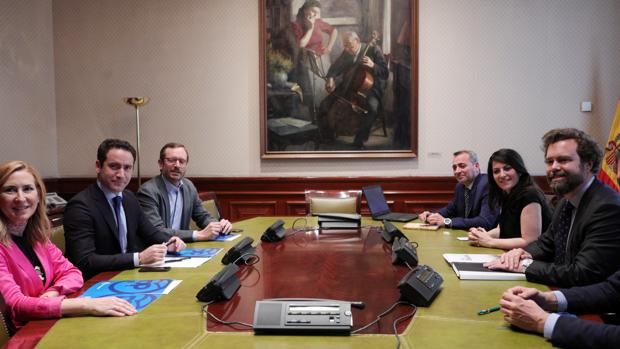 Vox anuncia un acuerdo con el PP para gobernar en los ayuntamientos donde juntos suman mayoría