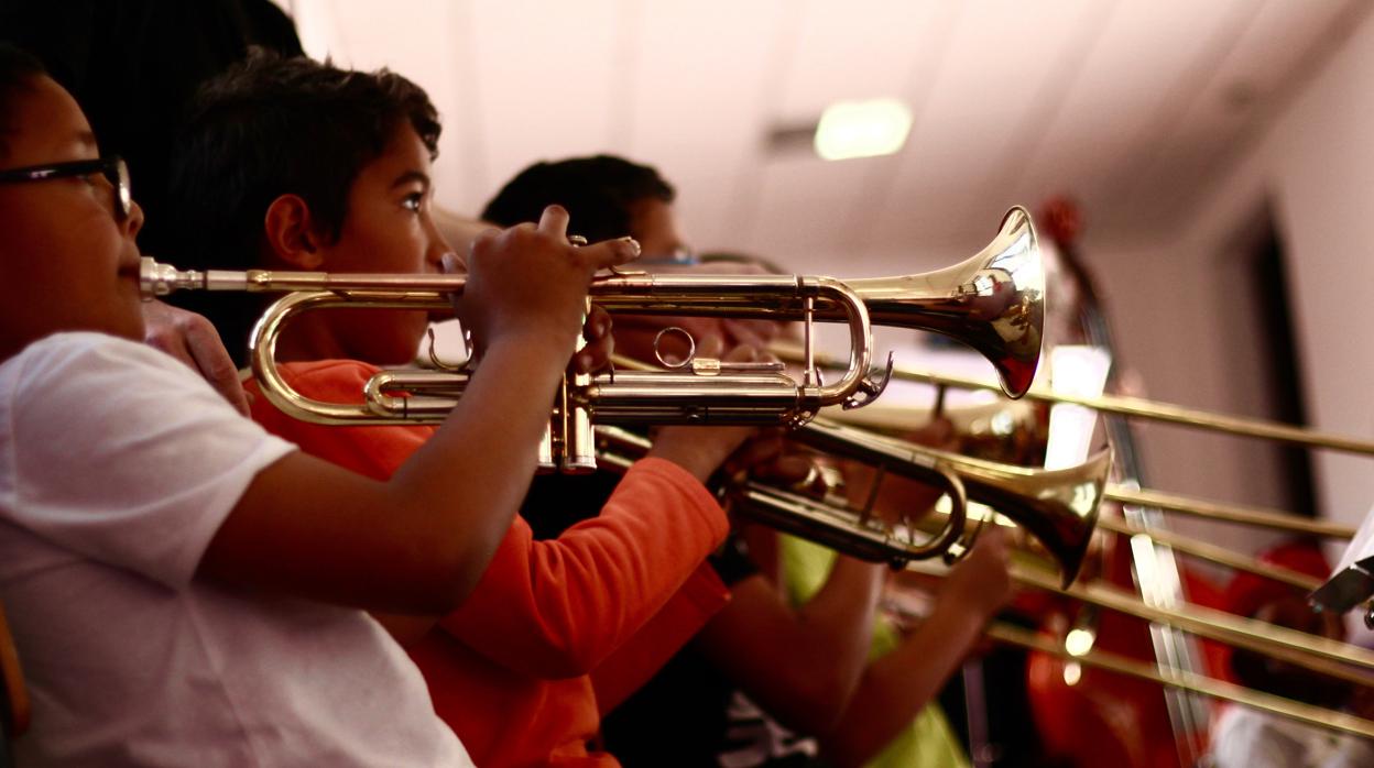 Los jóvenes que tocan en la orquesta de DaLaNota