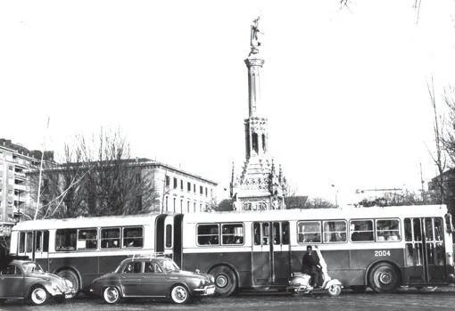 Los autobuses históricos de la EMT aparcan en el Paseo del Prado por un día