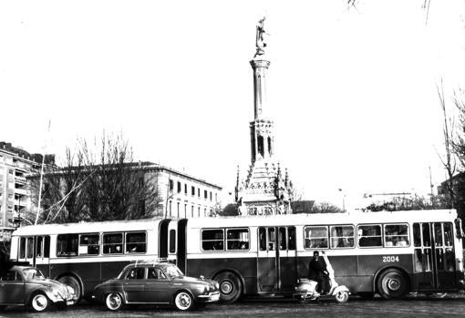 Los autobuses históricos de la EMT aparcan en el Paseo del Prado por un día