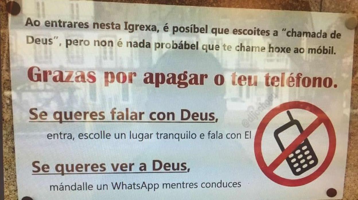 Cártel en la iglesia de A Ramallosa en Nigrán prohibiendo el uso del móvil