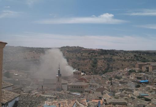 Panorámica sobre el casco viejo del humo que ha provocado el incendio