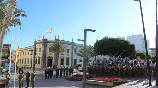 Emocionante arriado de la Bandera Nacional en las ocho islas de Canarias
